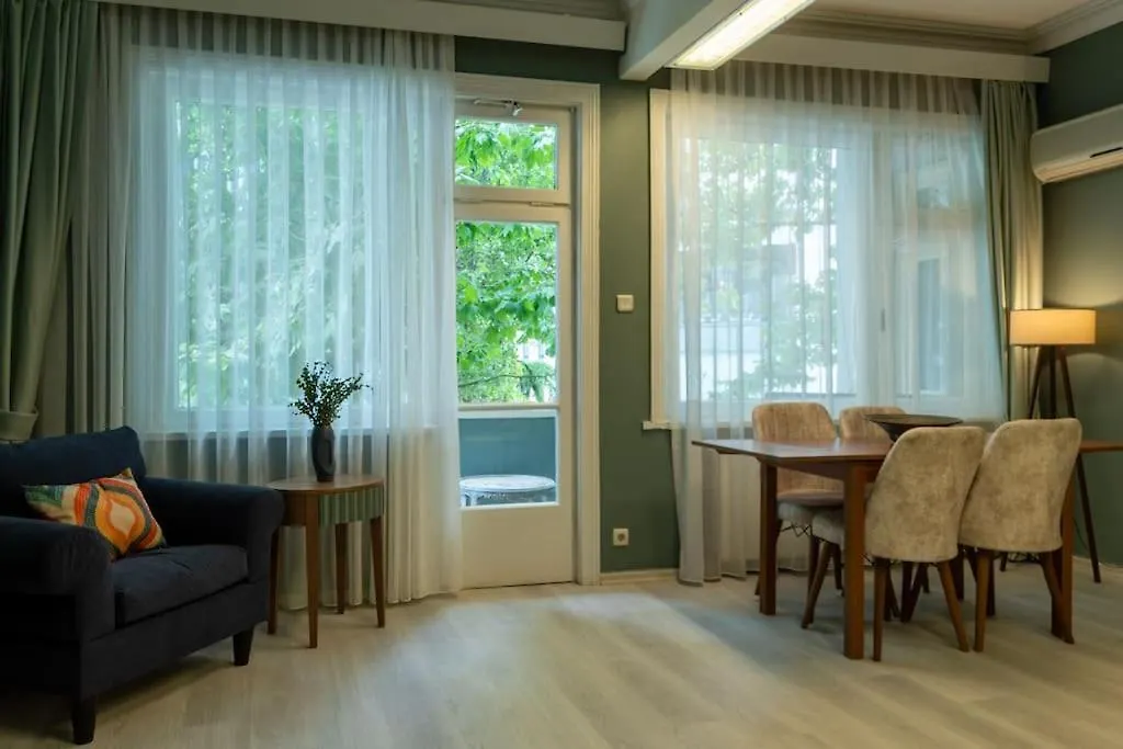 Spacious & Peaceful 2Br Central Apt. W/ Balcony Istanbul Apartment